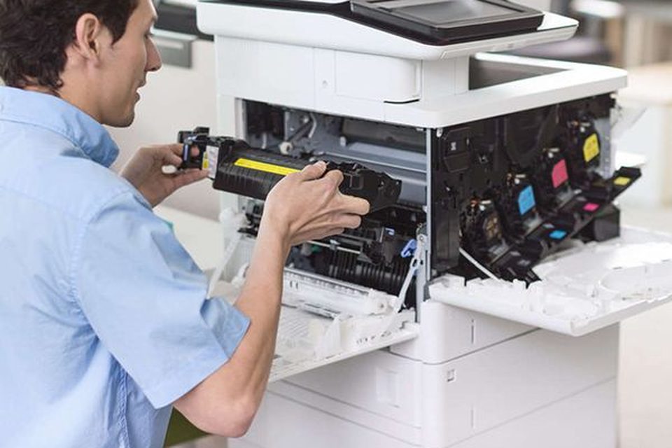 Tècnic de Codinas reparant un equip d'impressió